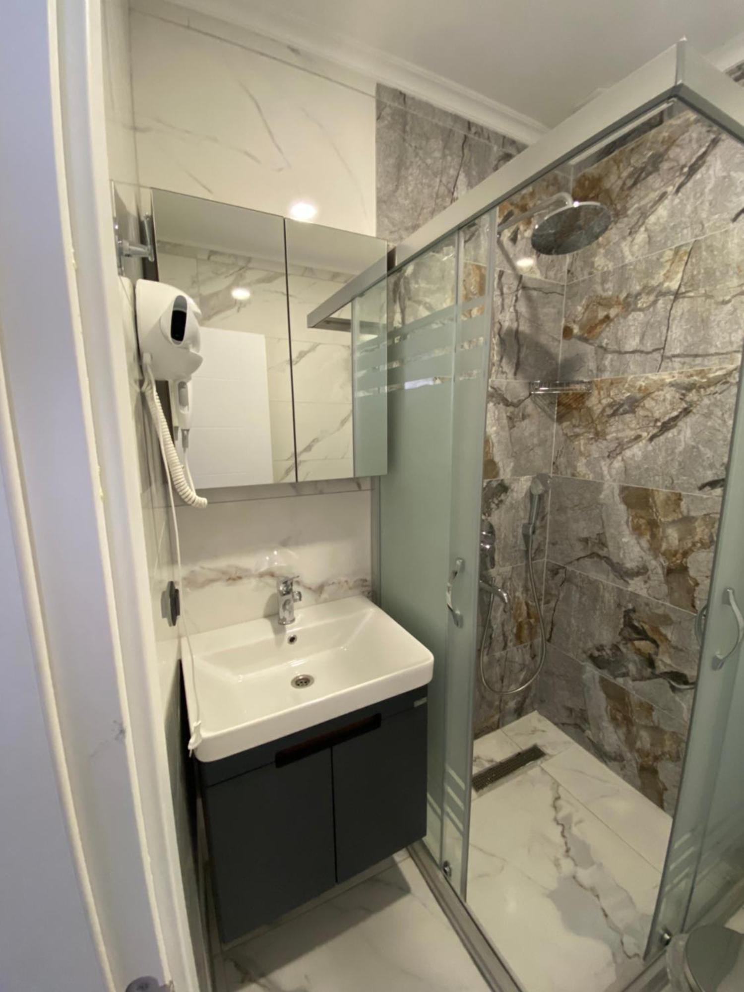 Otel Royal Homes 702 *